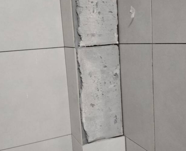 高阳瓷砖空鼓维修公司分享下瓷砖施工前基层浇水润湿程度不足，可能导致以下问题